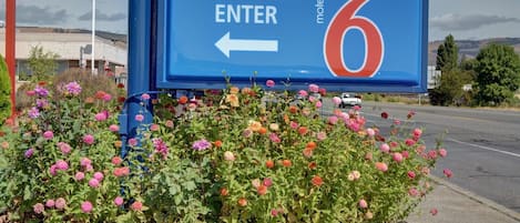 Segnale di motel con una freccia che indica a sinistra e il numero 6.