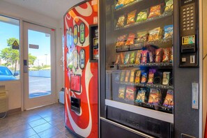 Ein Automat mit verschiedenen Snacks und einer Coca-Cola Maschine.