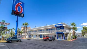 A motel with a large sign displaying the number 6, a 'Welcome' sign, and a digital display showing the price of $39.99.