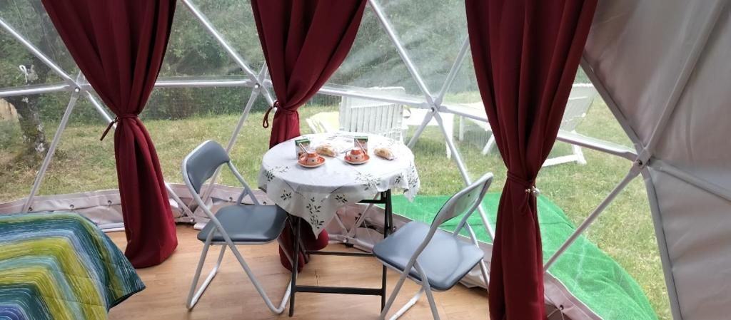 Tienda, vistas al río | Restaurante al aire libre