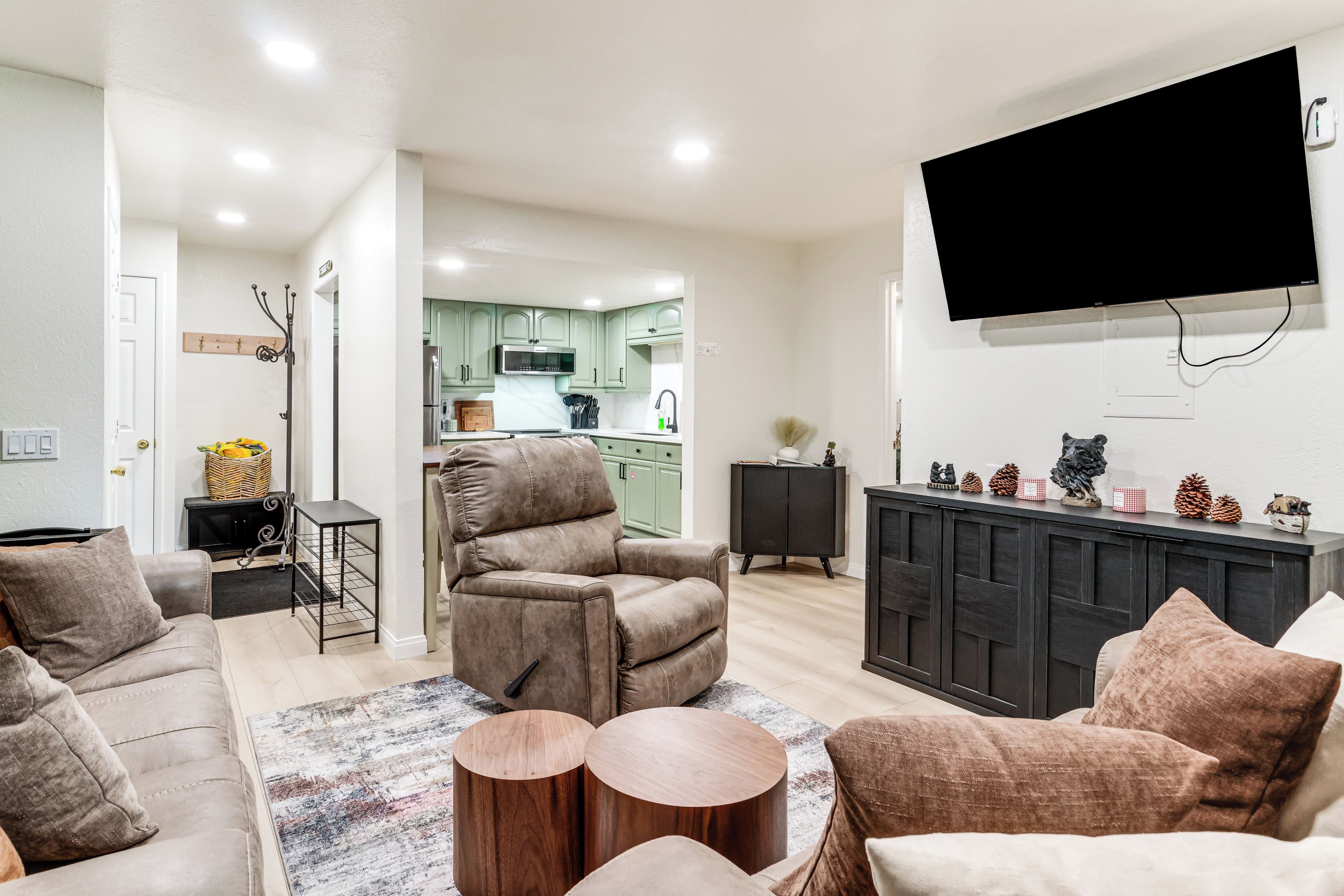 Un salon moderne avec un canapé, un fauteuil inclinable et une table basse.