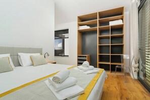 A modern hotel room with a large bed, a wardrobe, and a window. - Villa Oliva Mare with heated pool (Bale)