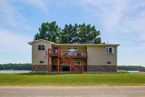 Spacious Home w/ Deck & Mississippi River Views
