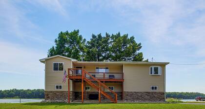 Spacious Home w/ Deck & Mississippi River Views