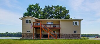 Spacious Home w/ Deck & Mississippi River Views