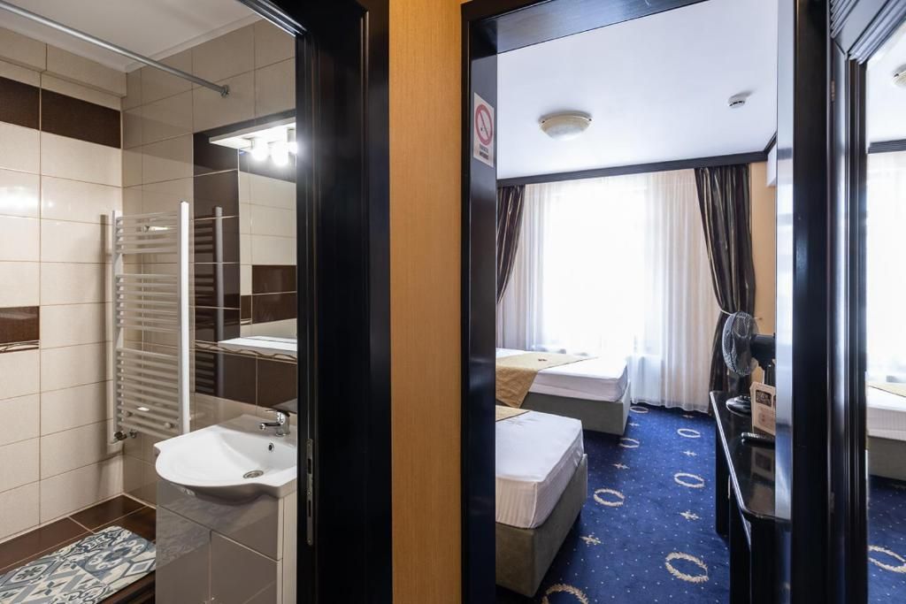 Basic Triple Room | Bathroom
