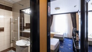 Habitación triple básica | Baño