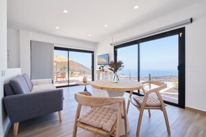 Classic Apartment, Sea View | Dining