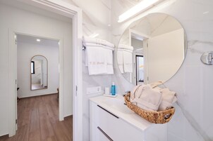 Classic Apartment, Patio, Sea View | Bathroom | Bathtub, towels, toilet paper