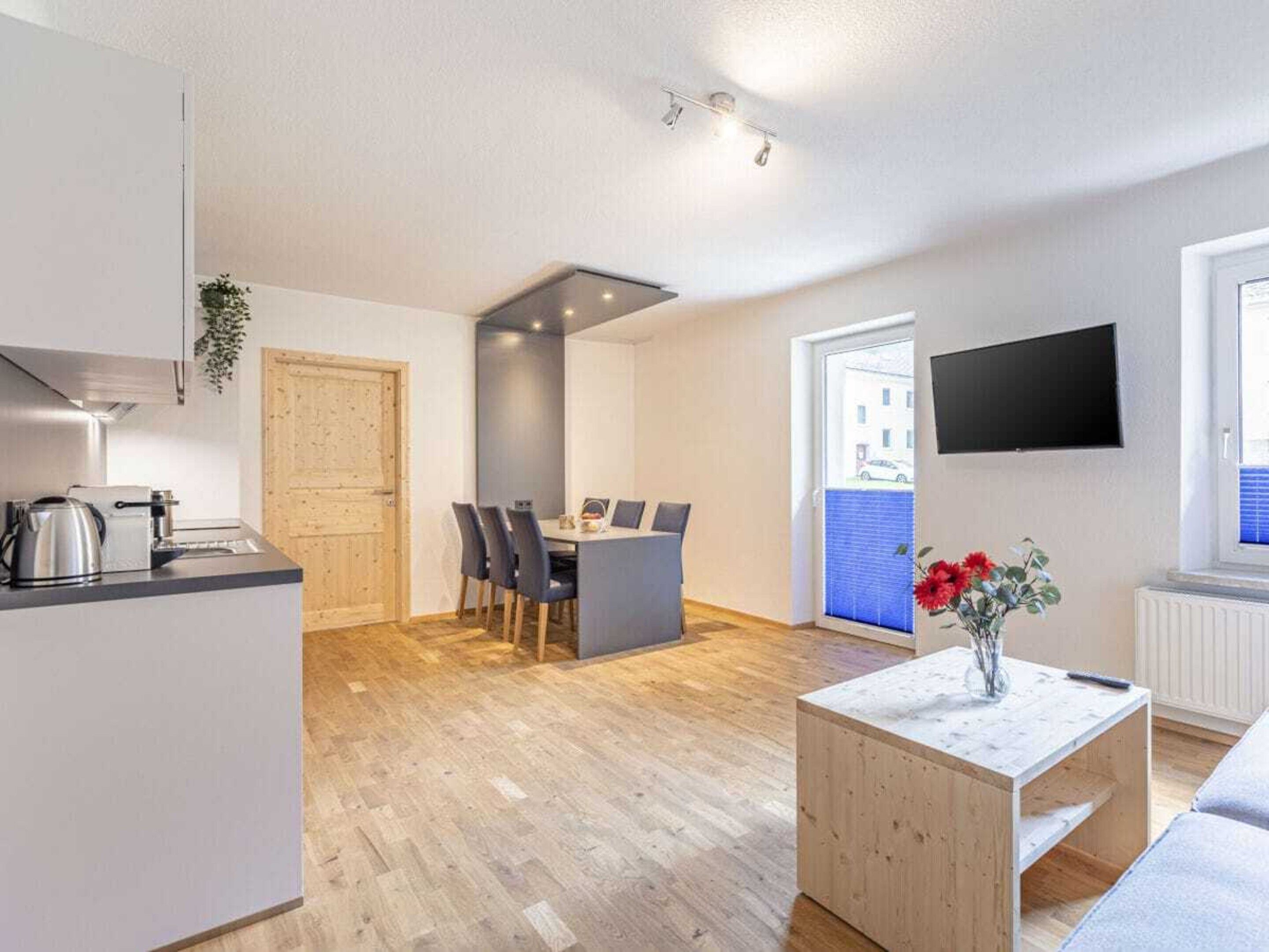 Un appartement moderne comprenant une cuisine, un coin repas et un espace de vie.