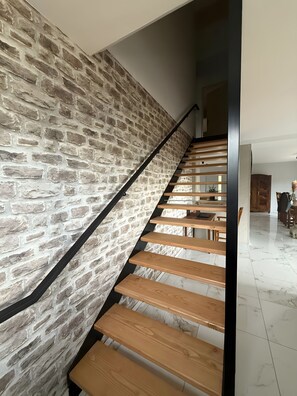 Eine Treppe mit einer Steinwand und Holzstufen.