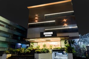 Un edificio moderno con un letrero que dice 'PALETTE Company-Serviced'.