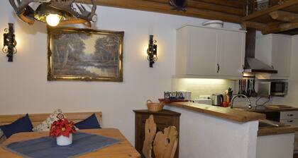 Blockhaus Schwalbennest: Mountain Views, Private Garden & WiFi in Seefeld