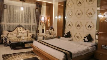 Une chambre à coucher avec un grand lit, deux canapés, une table basse et un miroir.