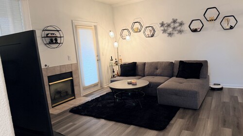 Modern Furnished Retreat Cozy & Convenient