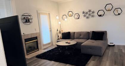 Modern Furnished Retreat Cozy & Convenient