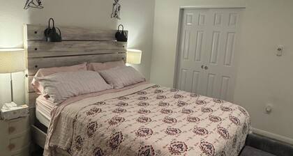 Modern Furnished Retreat Cozy & Convenient