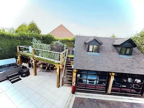 Outdoor dining - Castle Queen - Romantic Hot Tub Retreat (Bilston)