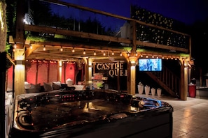 Outdoor spa tub - Castle Queen - Romantic Hot Tub Retreat (Bilston)
