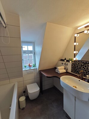 Bathroom - Geräumige Ferienwohnung am Schönbuchrand für Familien & Gruppen bis zu 7 Pers. (Ammerbuch)