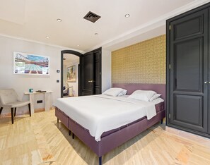 Ein modernes Schlafzimmer mit einem großen Bett, einem Schreibtisch und einem Sessel.