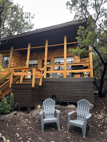 Treetop Cabin: Hot Tub, Outdoor Shower & Views