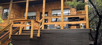 Treetop Cabin: Hot Tub, Outdoor Shower & Views