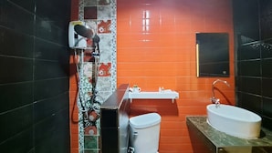 Quarto casal ou duplo luxo, sacada, vista para a cidade | Banheiro
