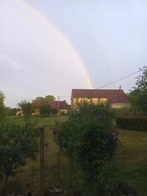 A rural landscape with a house, a rainbow, and a garden. - Cottage 'La Maison Des  Beaux Jours' with Private Terrace, Private Garden and Wi-Fi (Montaron)