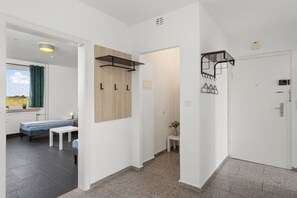 Un interior moderno con una cama, mesita de noche y vistas al exterior.