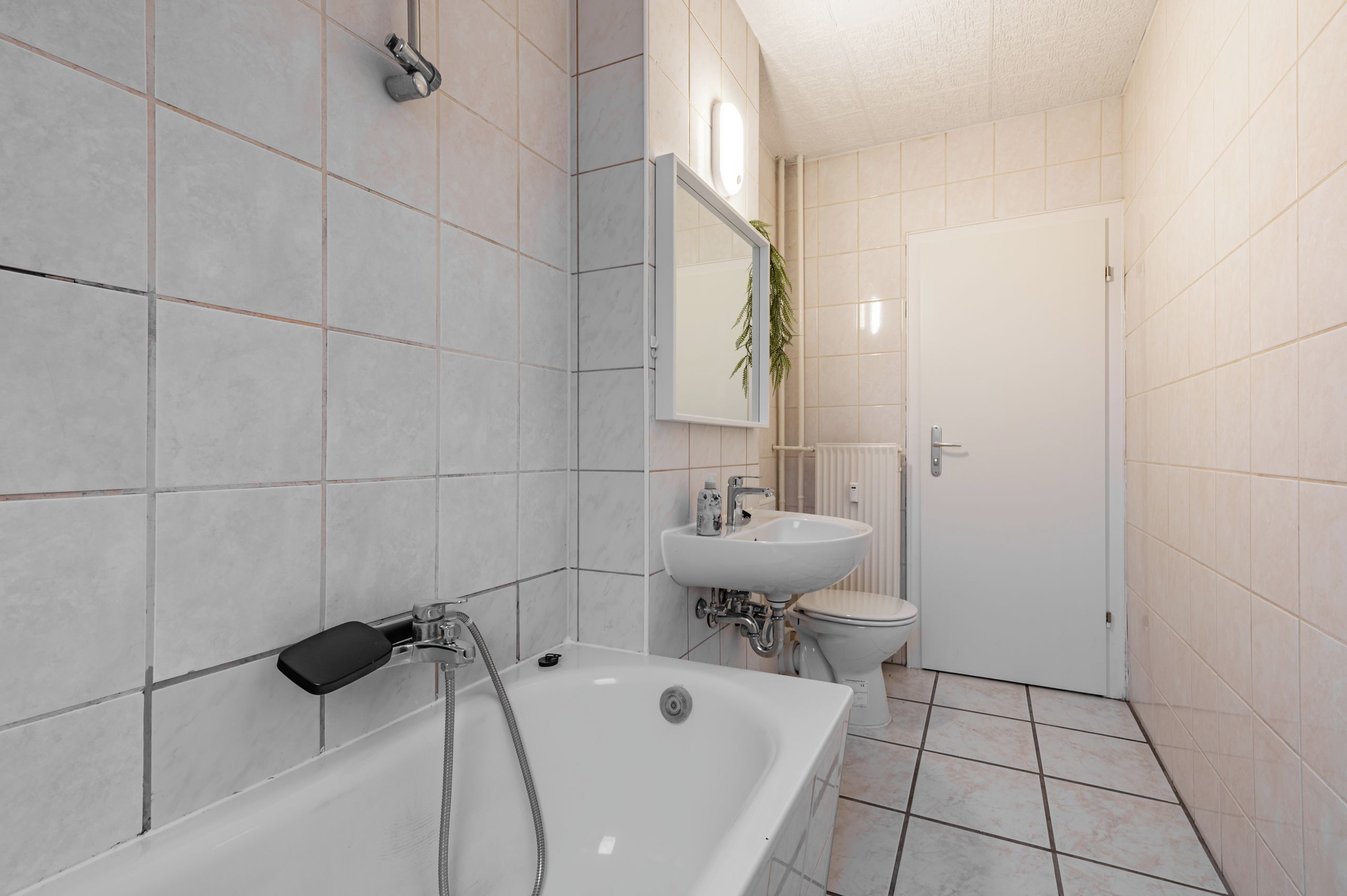 Un bagno moderno con una vasca, un lavandino e un water.