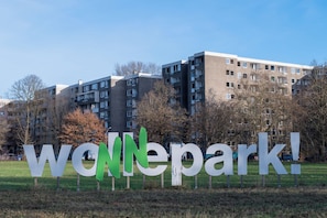 Senyal amb el text 'wCNPark!' davant d'un edifici.