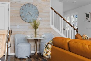 Modern dining area with comfortable seating. - 3-Bedroom Home in the Heart of Myrtle Beach (Myrtle Beach)