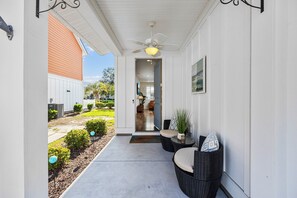 Lovely entryway into the home. - 3-Bedroom Home in the Heart of Myrtle Beach (Myrtle Beach)
