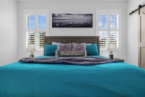 King-sized bed that will have you feeling rejuvenated! - 3-Bedroom Home in the Heart of Myrtle Beach (Myrtle Beach)