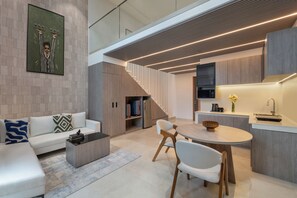Un interior moderno con sofá, mesa de centro y zona de comedor.