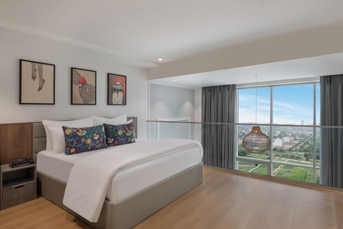 ONE Atmosphere Suites - Corner Walk