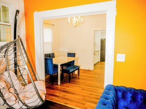 Ferienhaus, Balkon, Gartenblick | Esszimmer