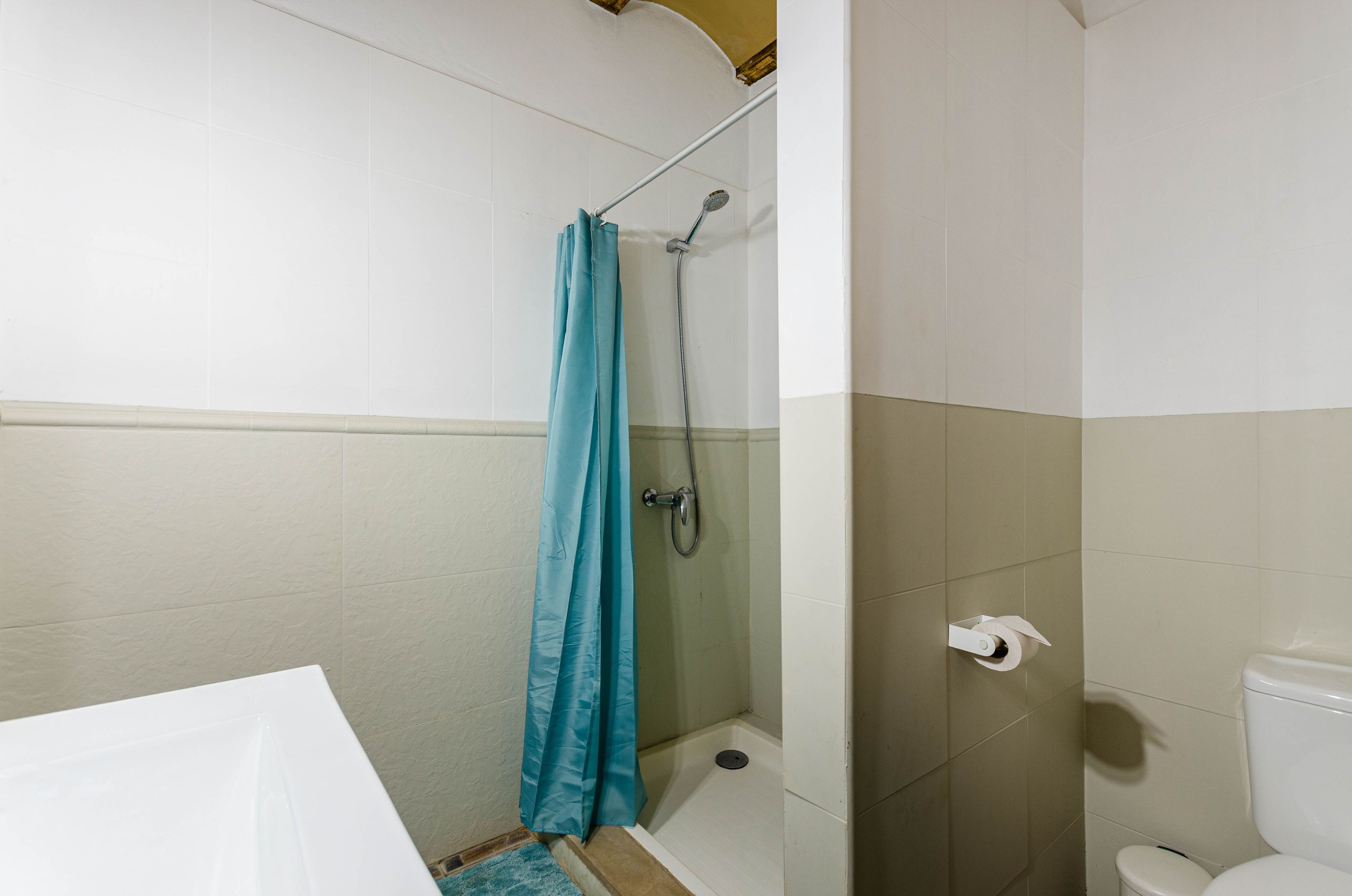 Un baño con ducha, inodoro y bañera.