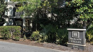Un panneau indiquant « Seaview Villas » avec le numéro 4545.
