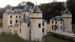 Eine Burg mit mehreren Türmen, einem zentralen Innenhof und einem umlaufenden Burggraben.