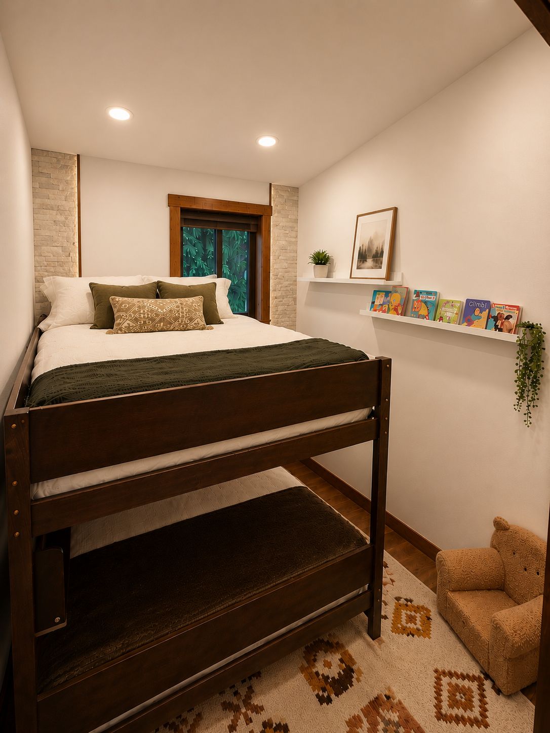Quarto com beliche, janela com vista, prateleira com livros e uma cadeira pequena.