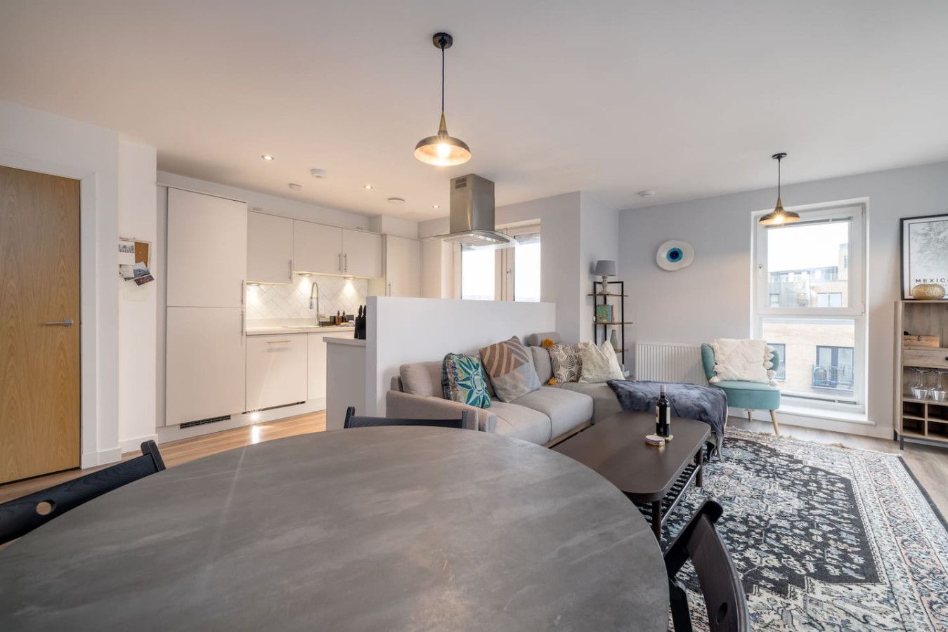 Een modern appartement met keuken, eetruimte en woonkamer.