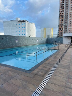 Ein Pool auf dem Dach mit Blick auf die umliegenden Gebäude.
