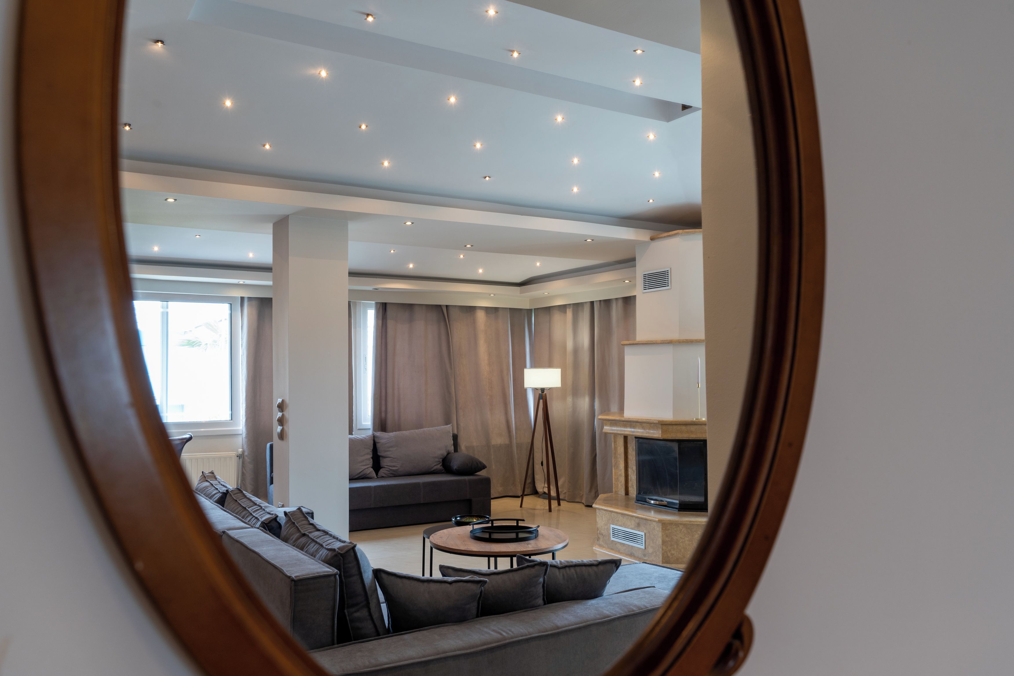 Uma sala de estar moderna com sofá, mesa de centro e lareira.
