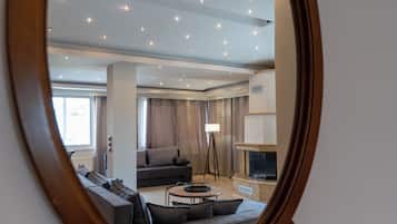 Uma sala de estar moderna com sofá, mesa de centro e lareira.