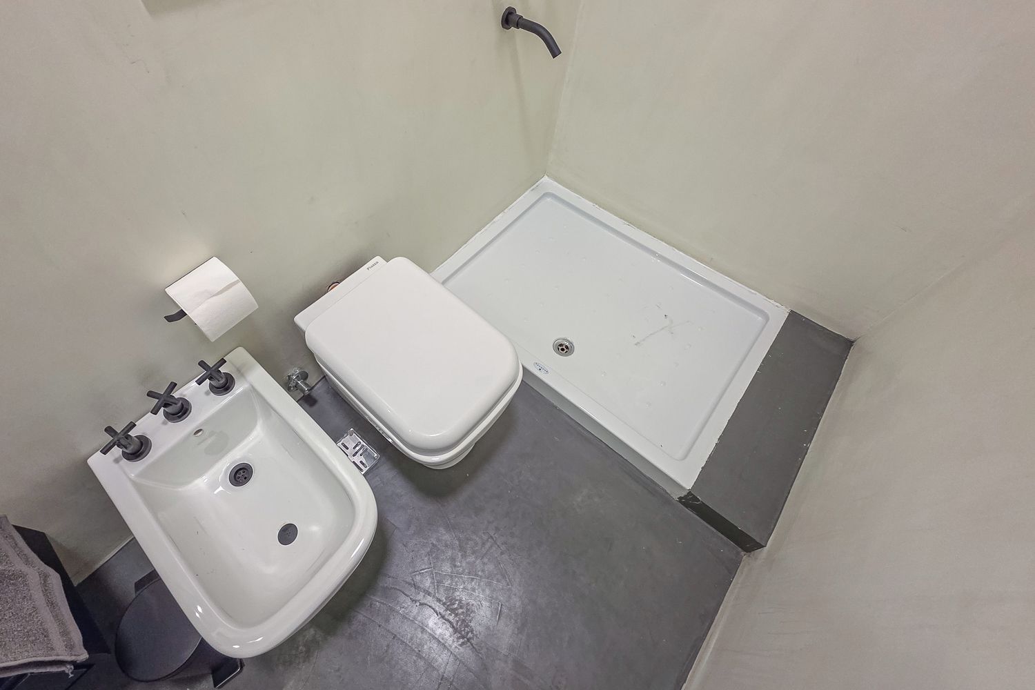 Un baño con lavamanos, inodoro y bañera.
