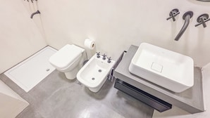 豪華公寓, 庭園景觀 | 浴室 | 淋浴設備、免費盥洗用品、吹風機、毛巾