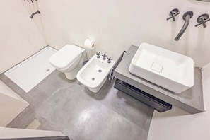 A compact bathroom with a toilet, bidet, and a sink. - MOT River Plate Lux Lofts (Buenos Aires)