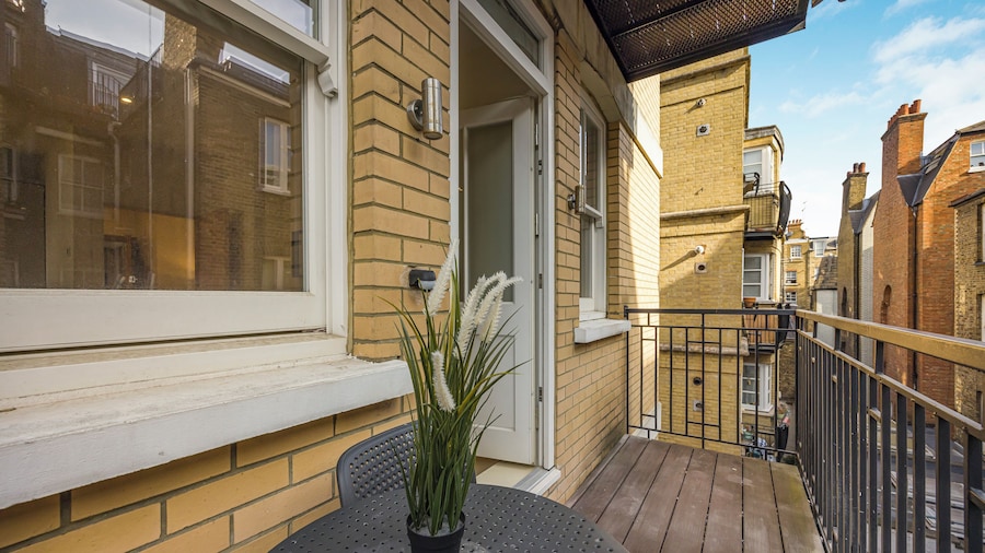 102 Great Titchfield Street Residence